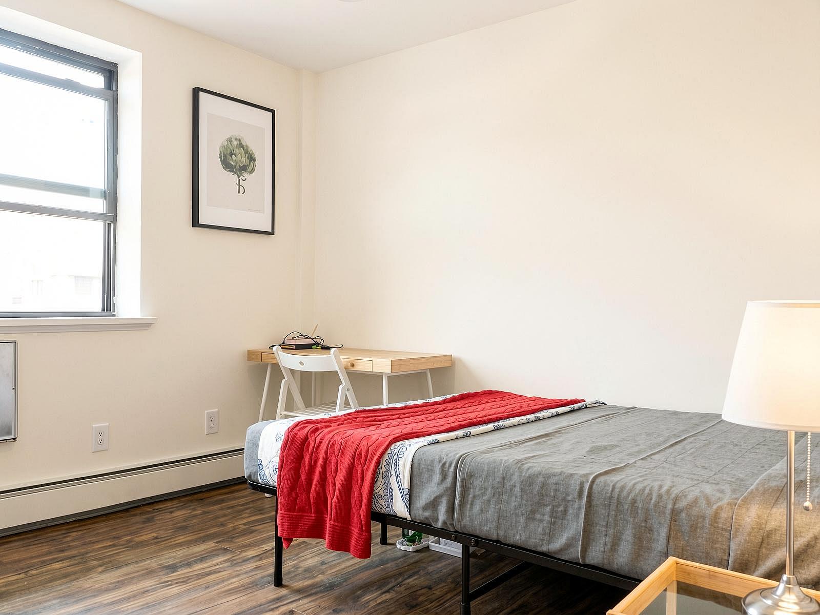  Room C  -  Spacious Classic Apt. w/ Workspace  - Gallery -  76
