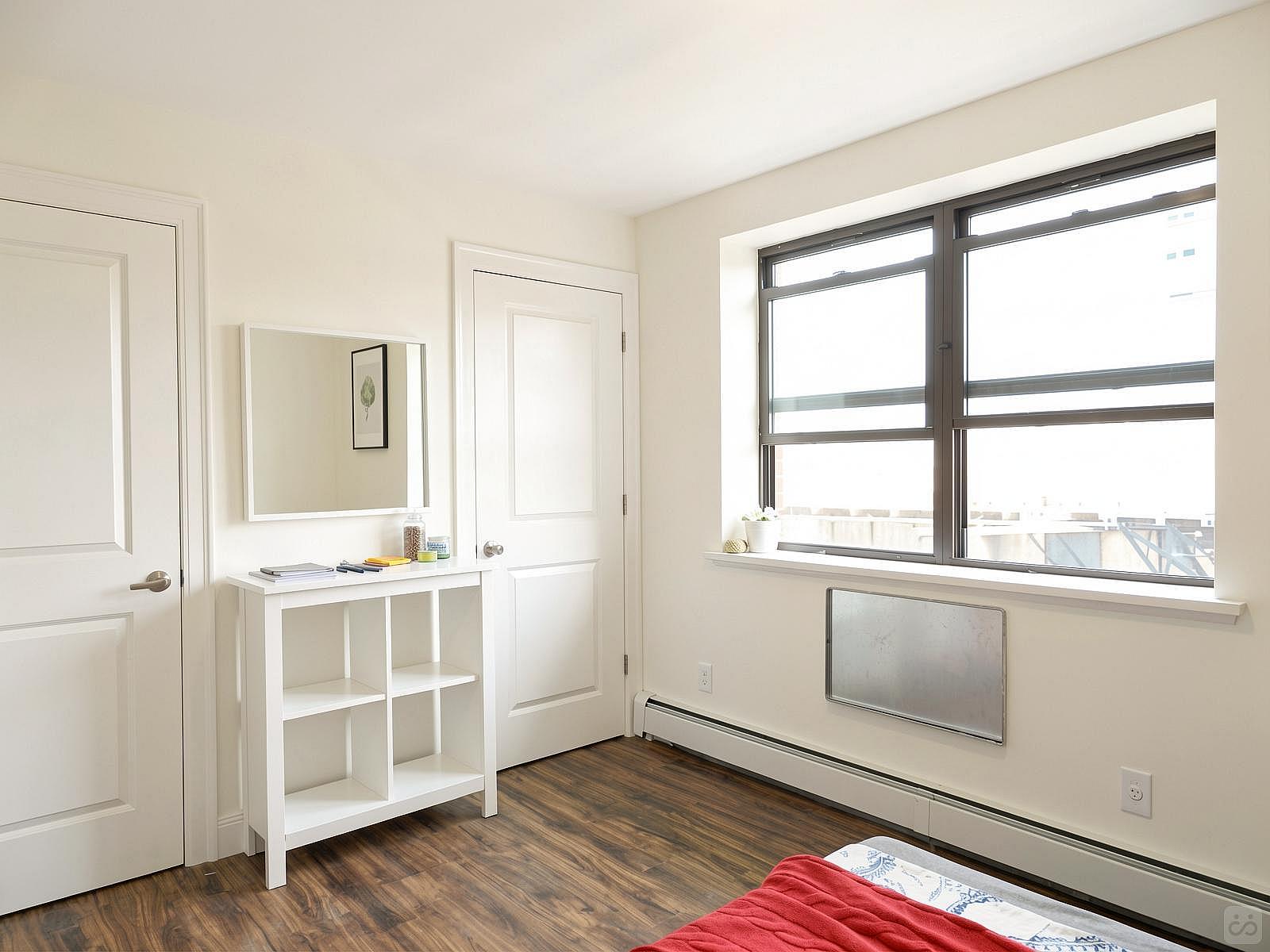  Room C  -  Spacious Classic Apt. w/ Workspace  - Gallery -  81