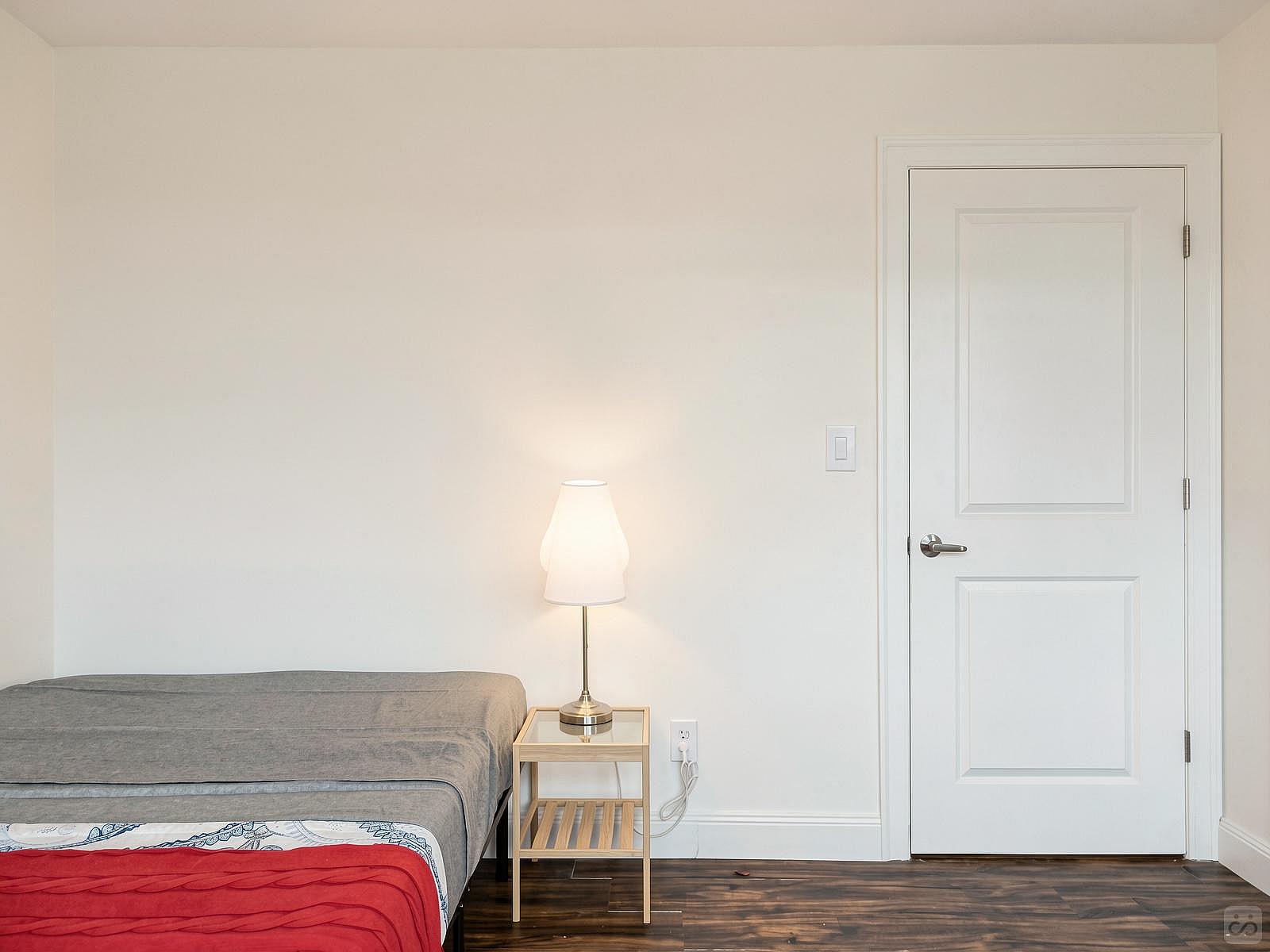  Room C  -  Spacious Classic Apt. w/ Workspace  - Gallery -  79