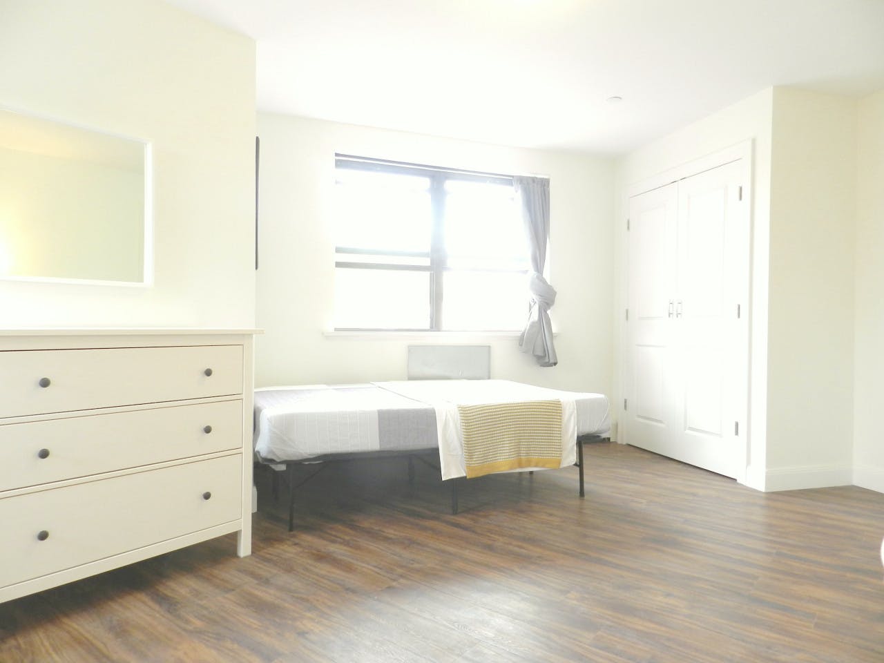  Room A  -  Spacious Classic Apt. w/ Workspace  - Gallery -  17