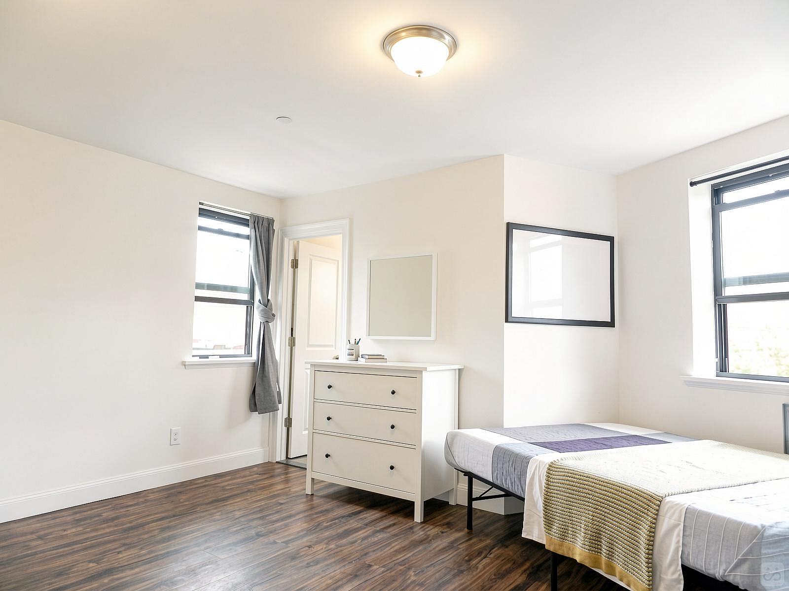  Room A  -  Spacious Classic Apt. w/ Workspace  - Gallery -  56