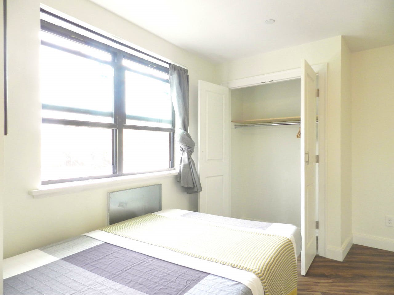  Room A  -  Spacious Classic Apt. w/ Workspace  - Gallery -  23