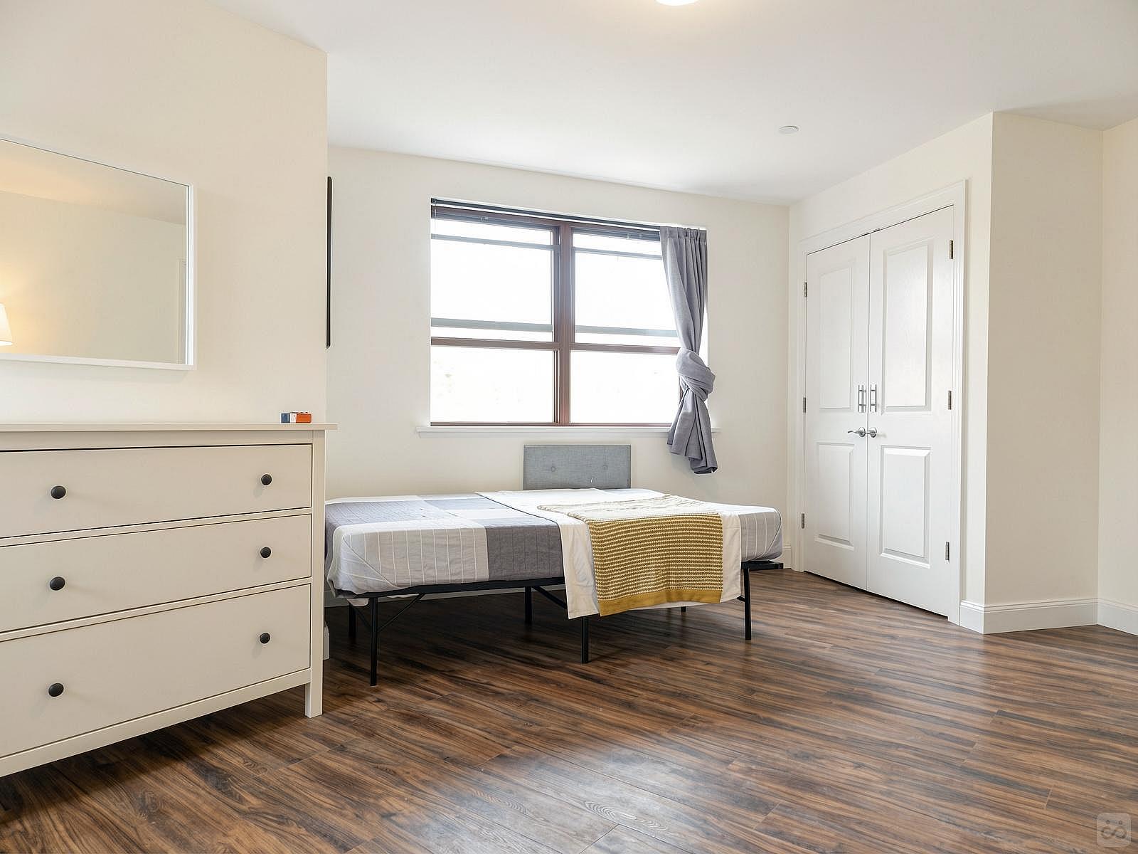  Room A  -  Spacious Classic Apt. w/ Workspace  - Gallery -  57