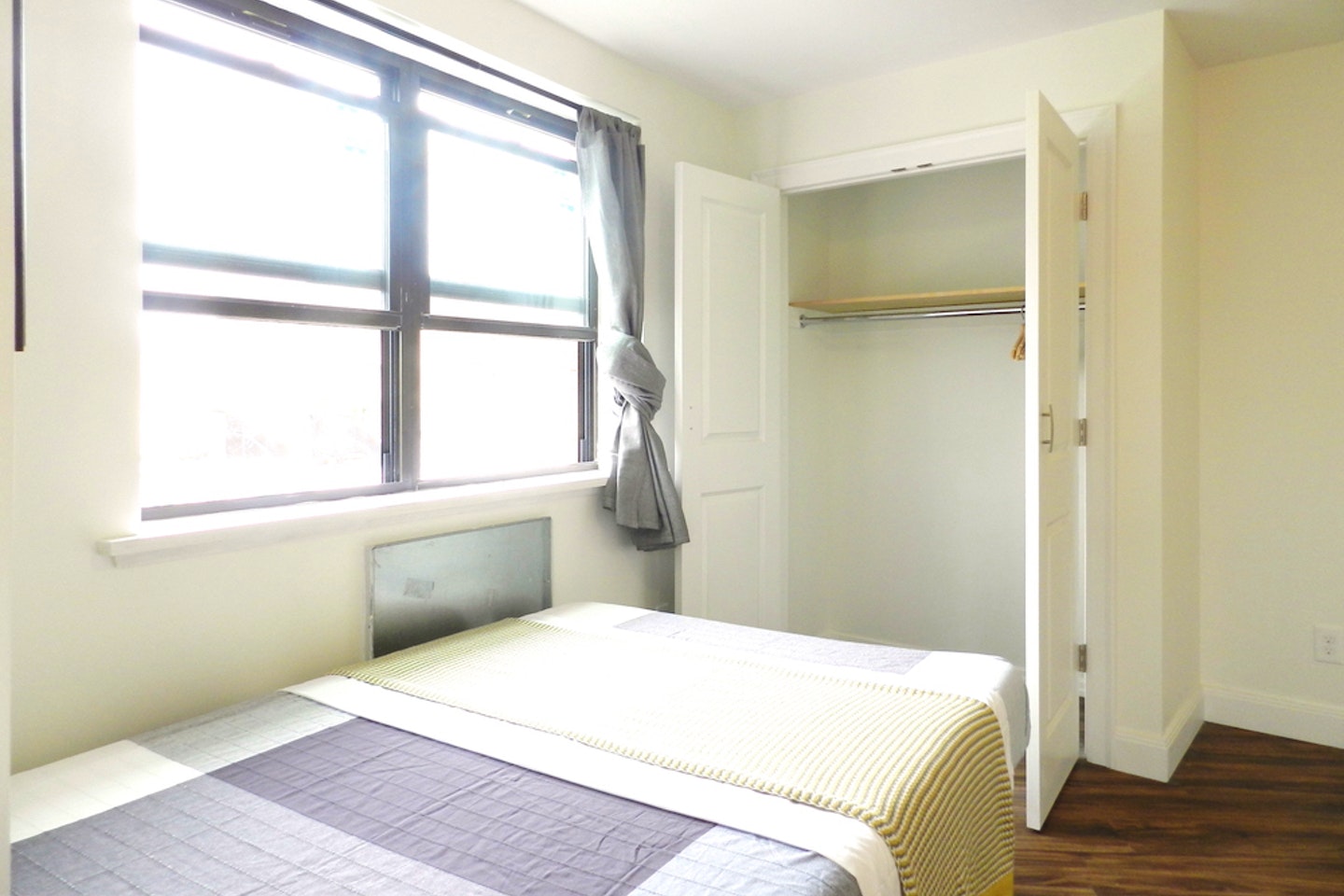  Room A  -  Spacious Classic Apt. w/ Workspace  - Gallery -  2