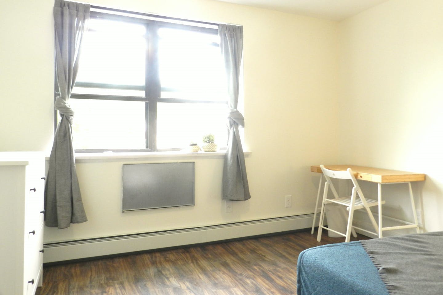  Room B  -  Spacious Classic Apt. w/ Workspace  - Gallery -  1