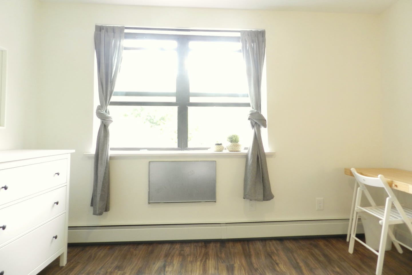  Room B  -  Spacious Classic Apt. w/ Workspace  - Gallery -  7