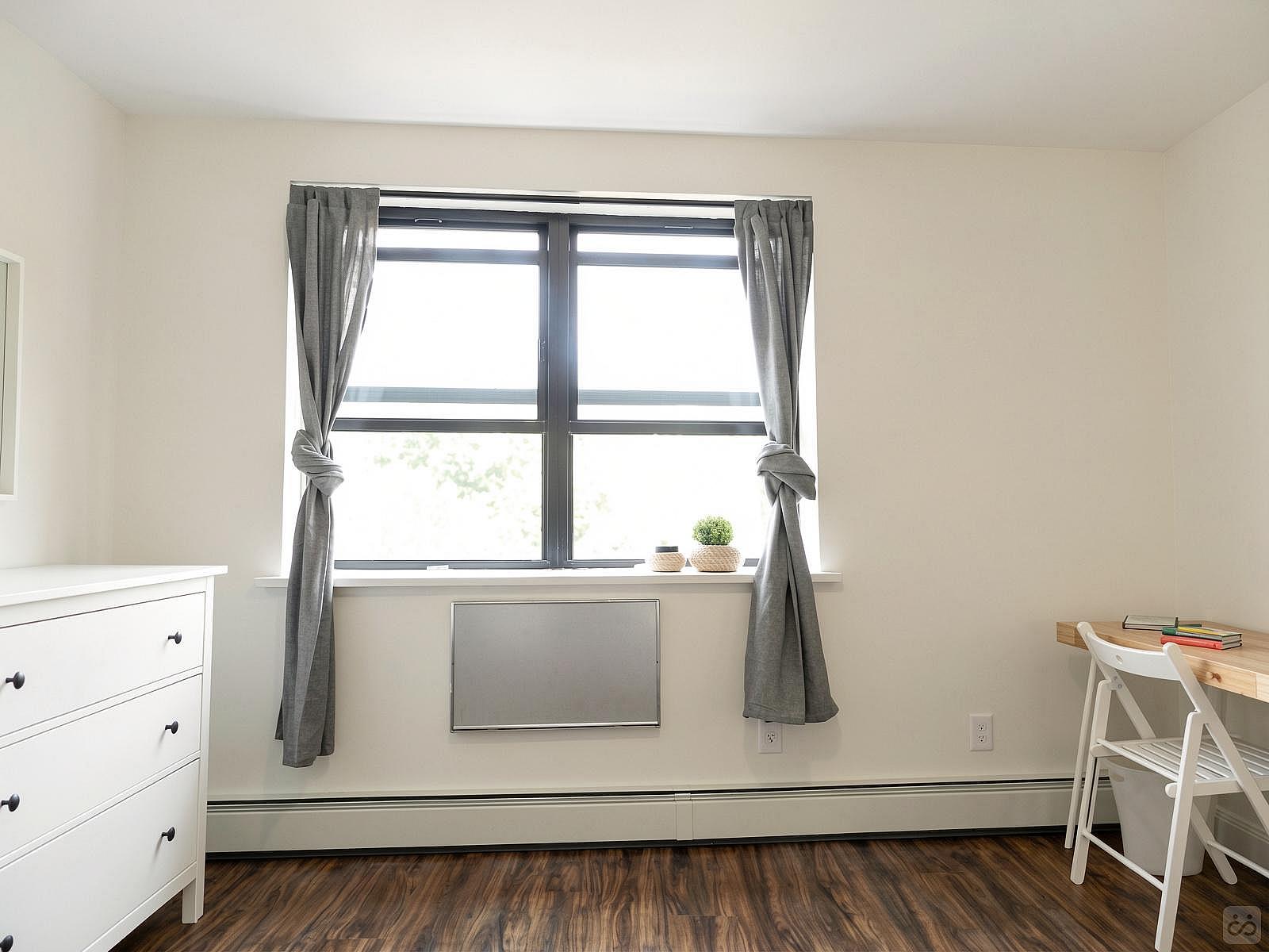  Room B  -  Spacious Classic Apt. w/ Workspace  - Gallery -  73