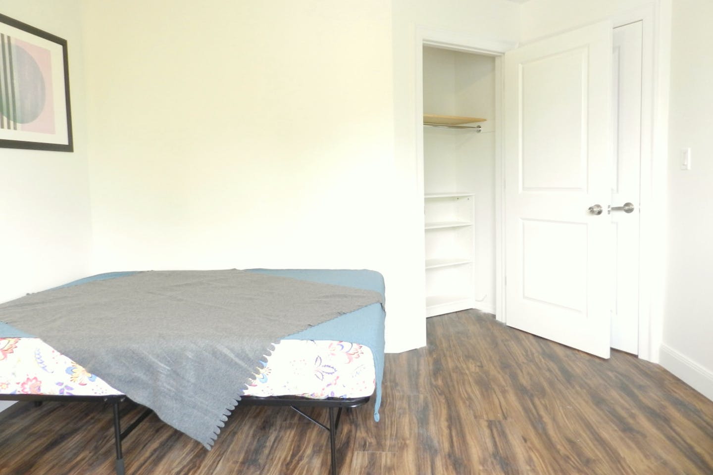  Room B  -  Spacious Classic Apt. w/ Workspace  - Gallery -  8