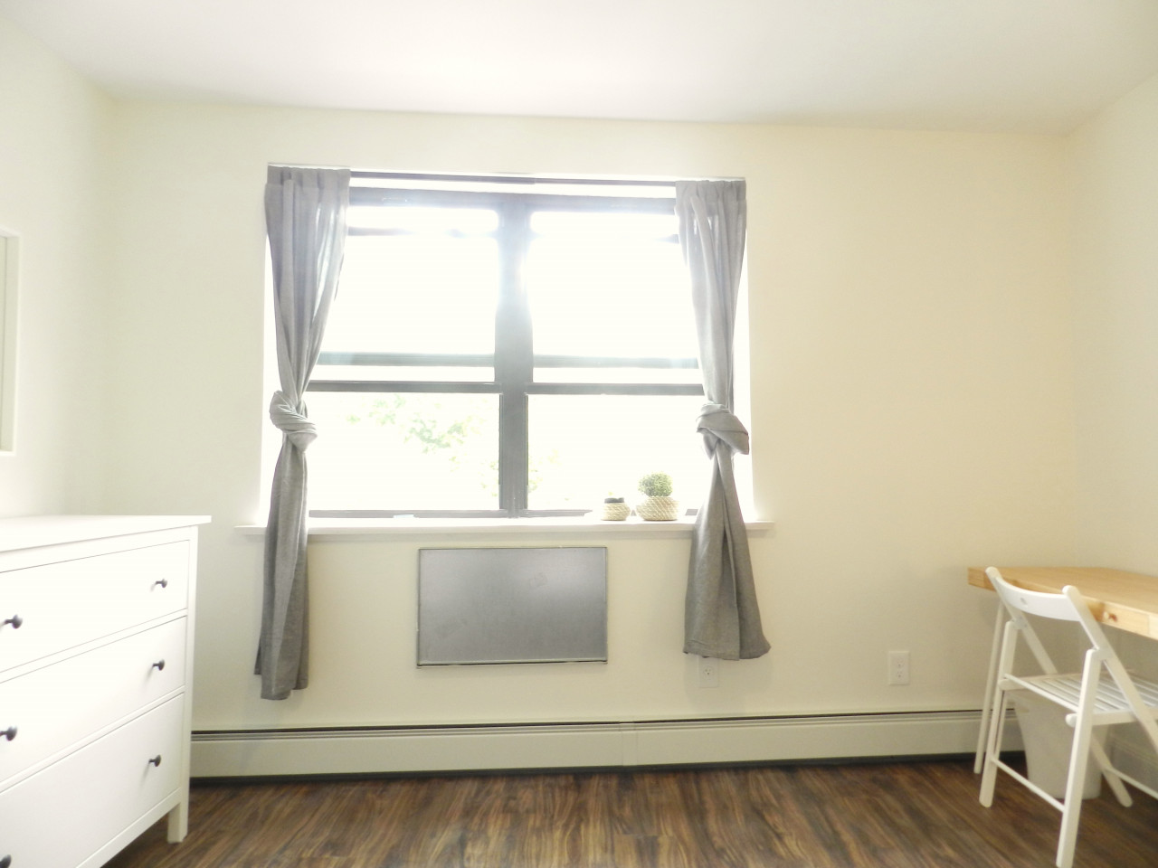  Room B  -  Spacious Classic Apt. w/ Workspace  - Gallery -  40