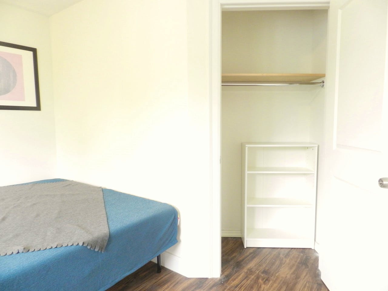  Room B  -  Spacious Classic Apt. w/ Workspace  - Gallery -  31