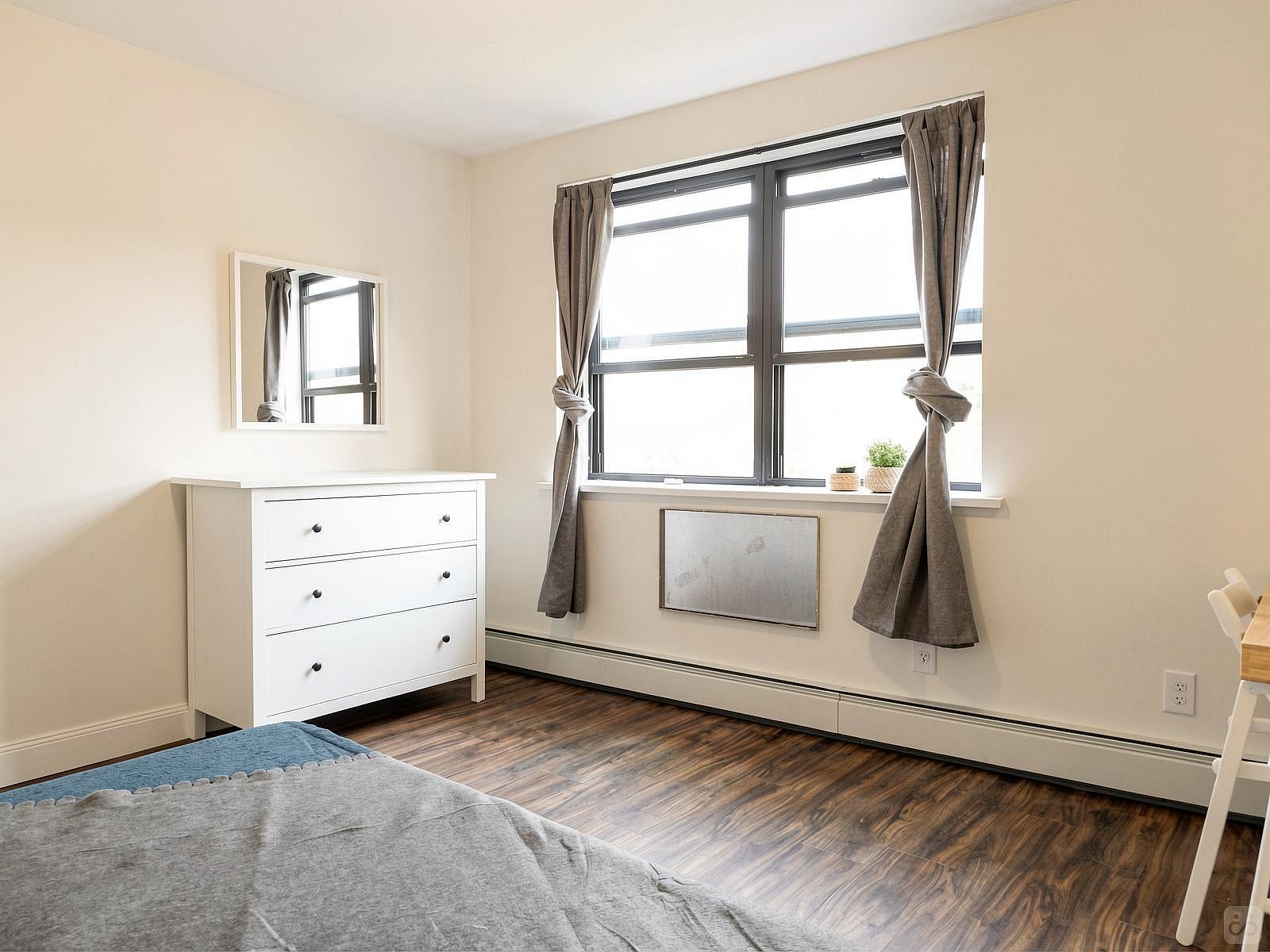  Room B  -  Spacious Classic Apt. w/ Workspace  - Gallery -  77