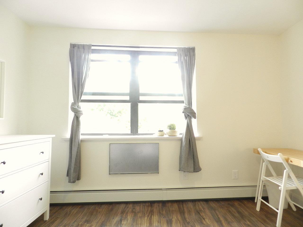  Room B  -  Spacious Classic Apt. w/ Workspace  - Gallery -  62