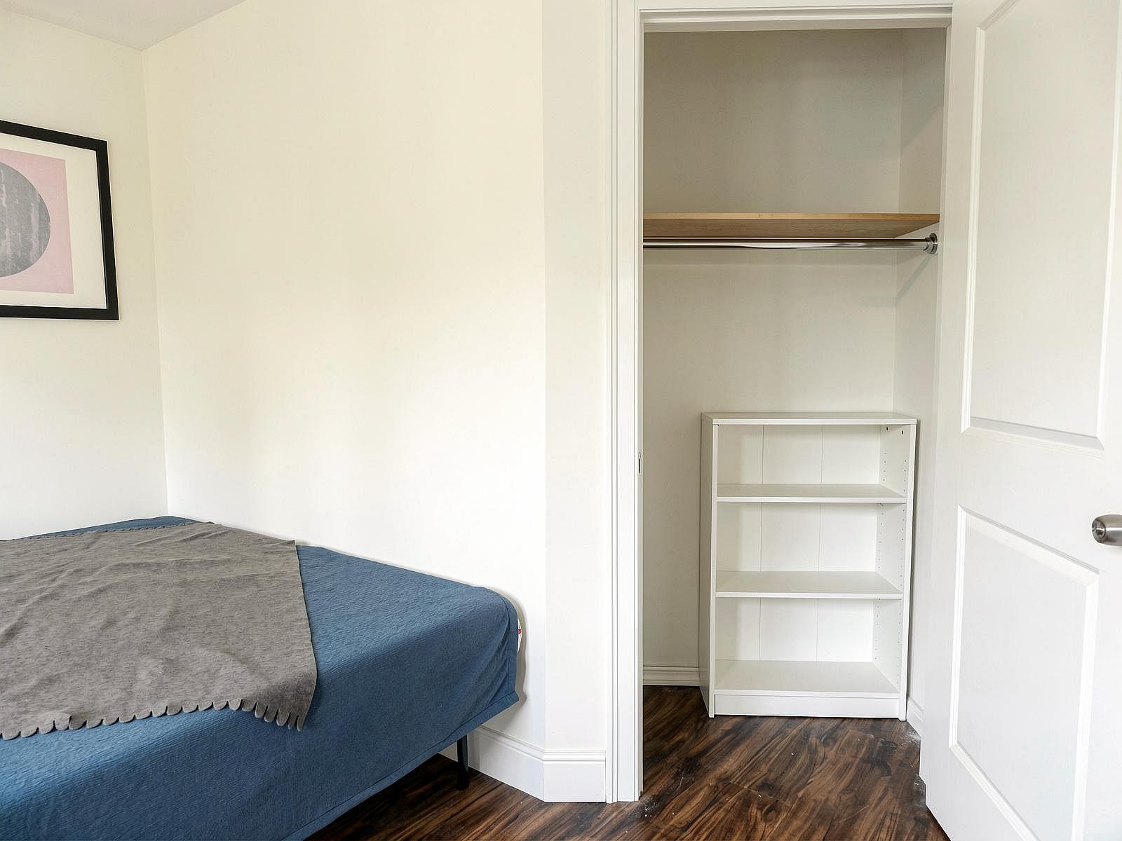  Room B  -  Spacious Classic Apt. w/ Workspace  - Gallery -  75