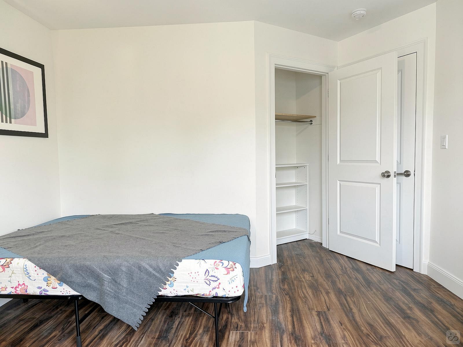  Room B  -  Spacious Classic Apt. w/ Workspace  - Gallery -  74