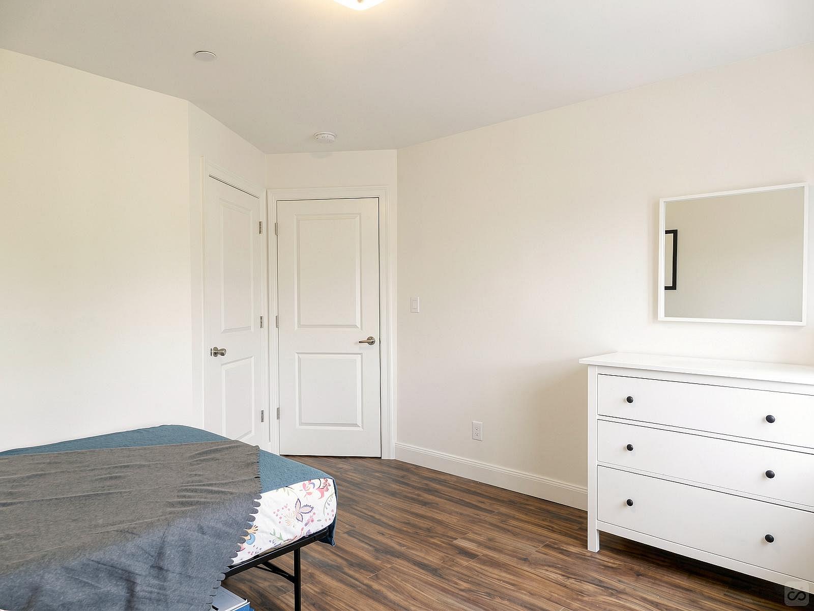  Room B  -  Spacious Classic Apt. w/ Workspace  - Gallery -  72