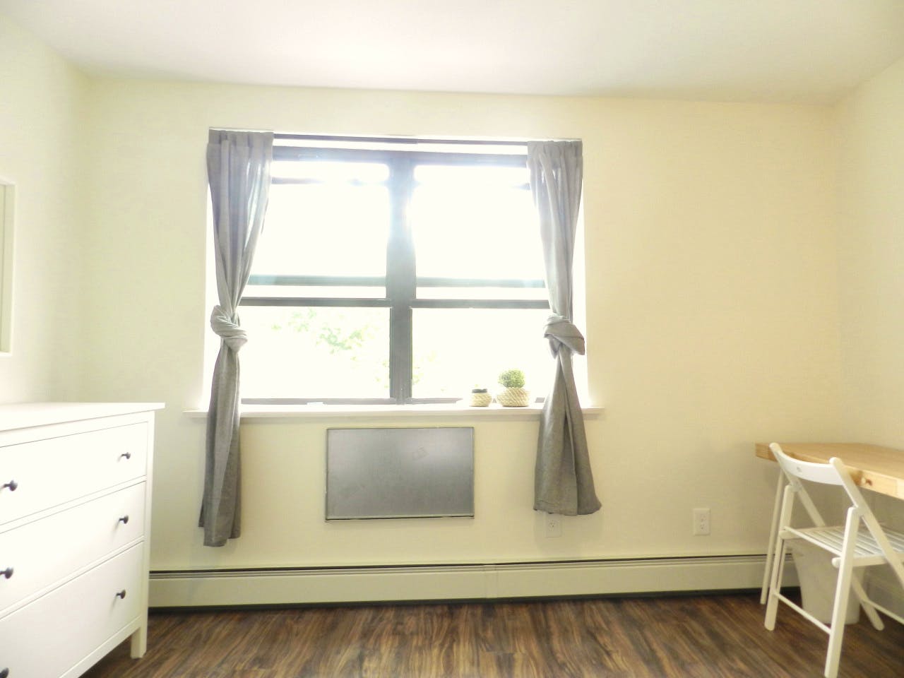 Room B  -  Spacious Classic Apt. w/ Workspace  - Gallery -  29