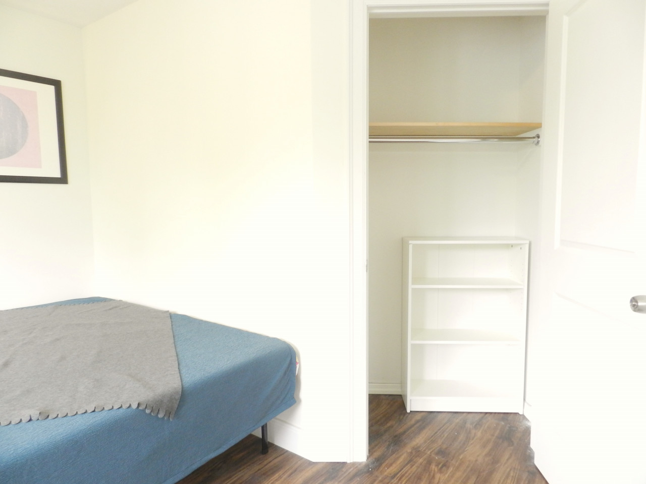  Room B  -  Spacious Classic Apt. w/ Workspace  - Gallery -  42