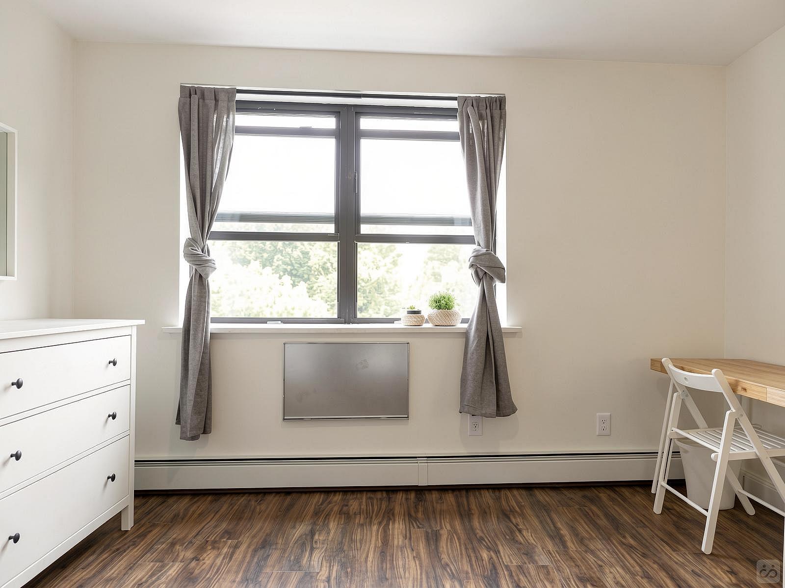  Room B  -  Spacious Classic Apt. w/ Workspace  - Gallery -  71