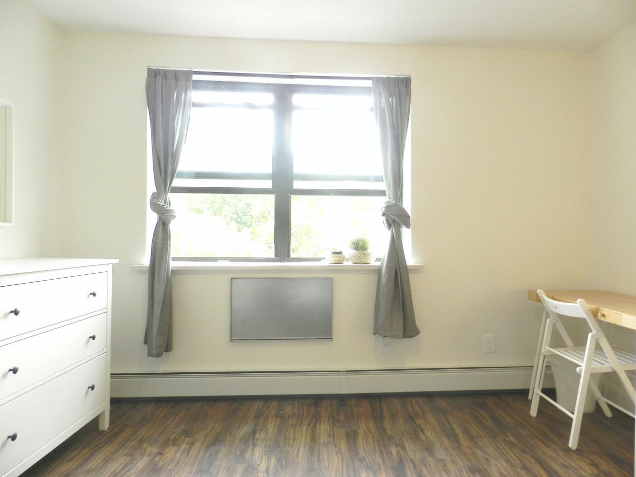  Room B  -  Spacious Classic Apt. w/ Workspace  - Gallery -  16