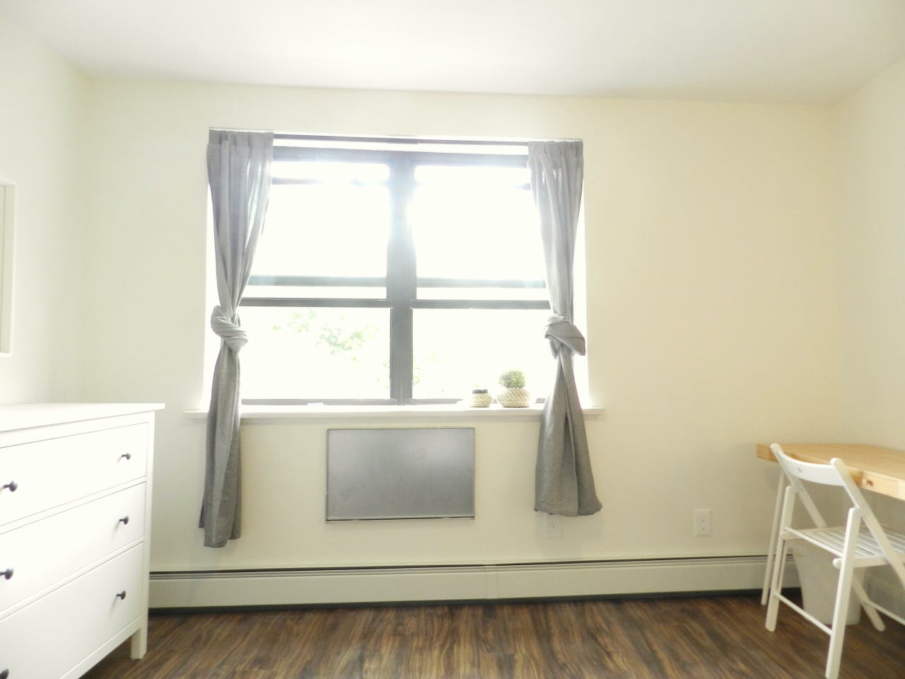  Room B  -  Spacious Classic Apt. w/ Workspace  - Gallery -  18