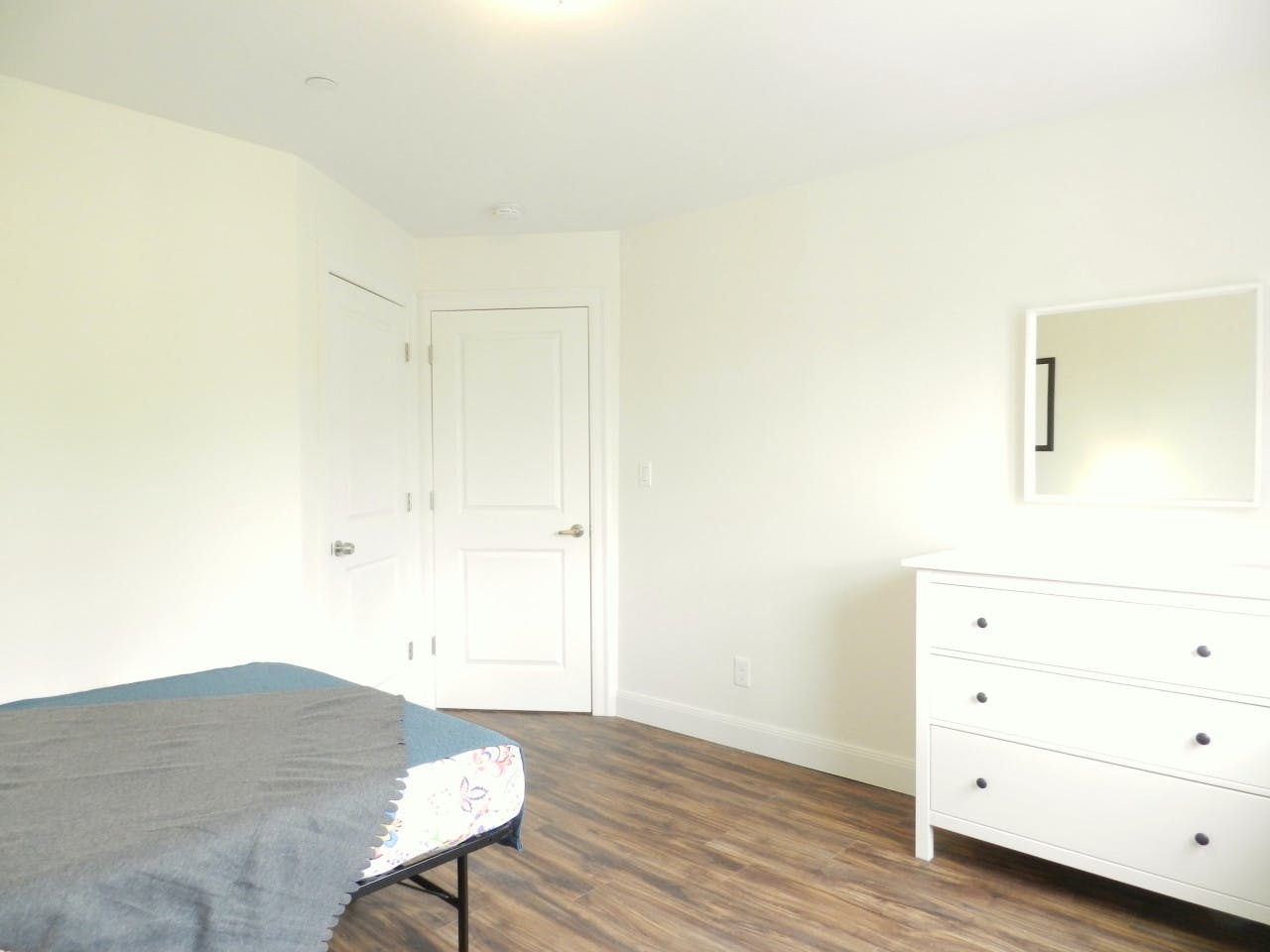  Room B  -  Spacious Classic Apt. w/ Workspace  - Gallery -  17