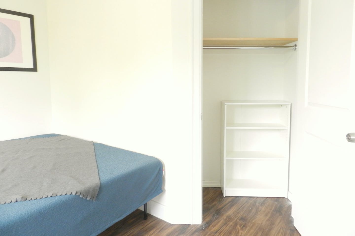  Room B  -  Spacious Classic Apt. w/ Workspace  - Gallery -  9