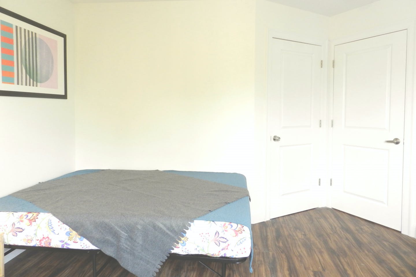  Room B  -  Spacious Classic Apt. w/ Workspace  - Gallery -  10