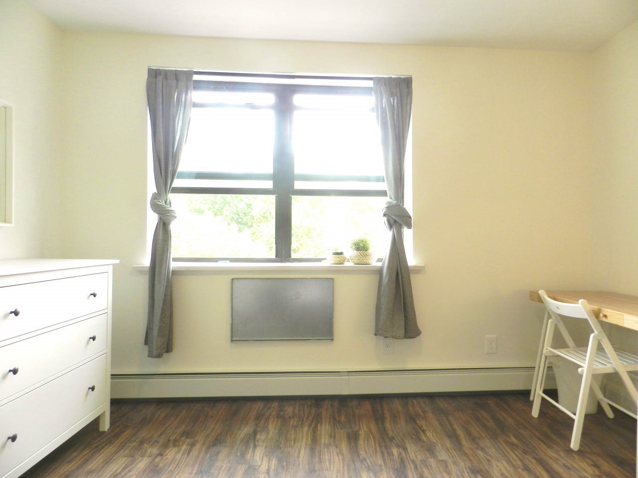  Room B  -  Spacious Classic Apt. w/ Workspace  - Gallery -  27