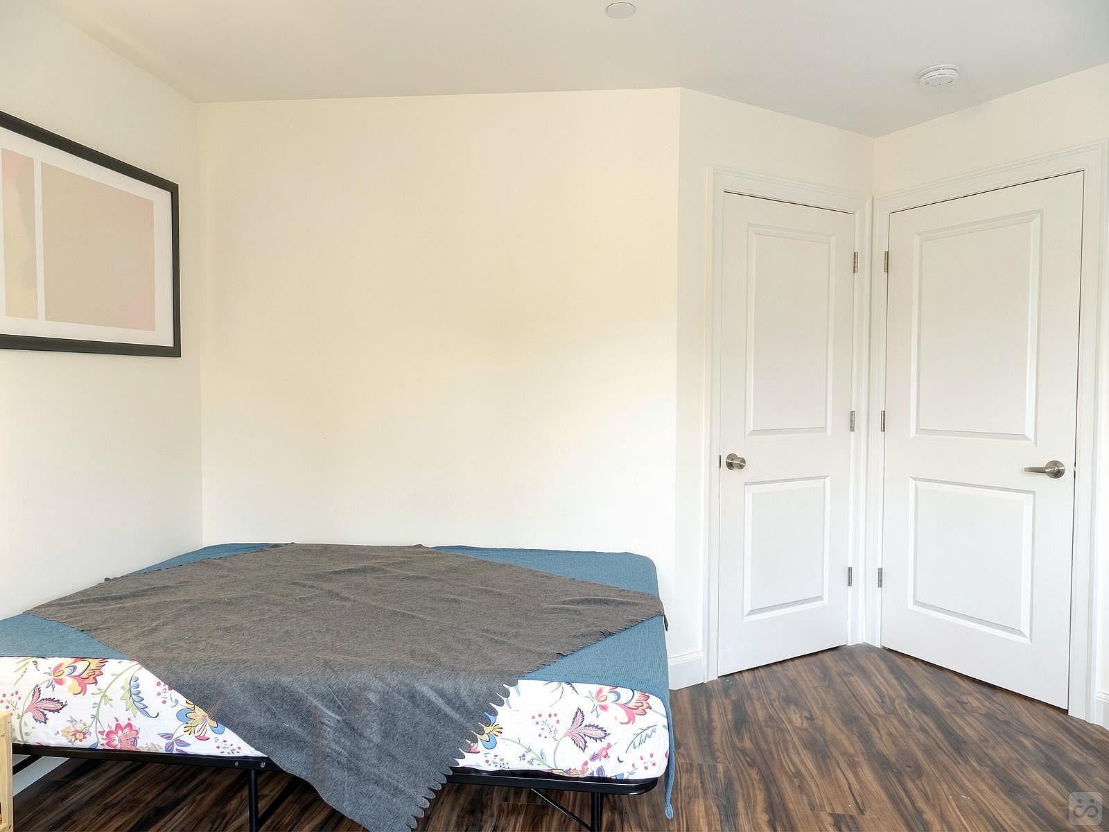  Room B  -  Spacious Classic Apt. w/ Workspace  - Gallery -  76