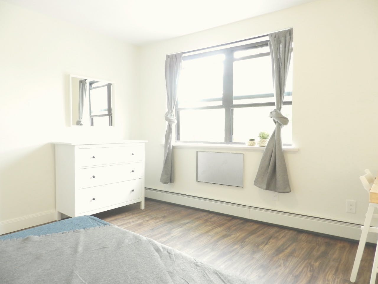  Room B  -  Spacious Classic Apt. w/ Workspace  - Gallery -  22