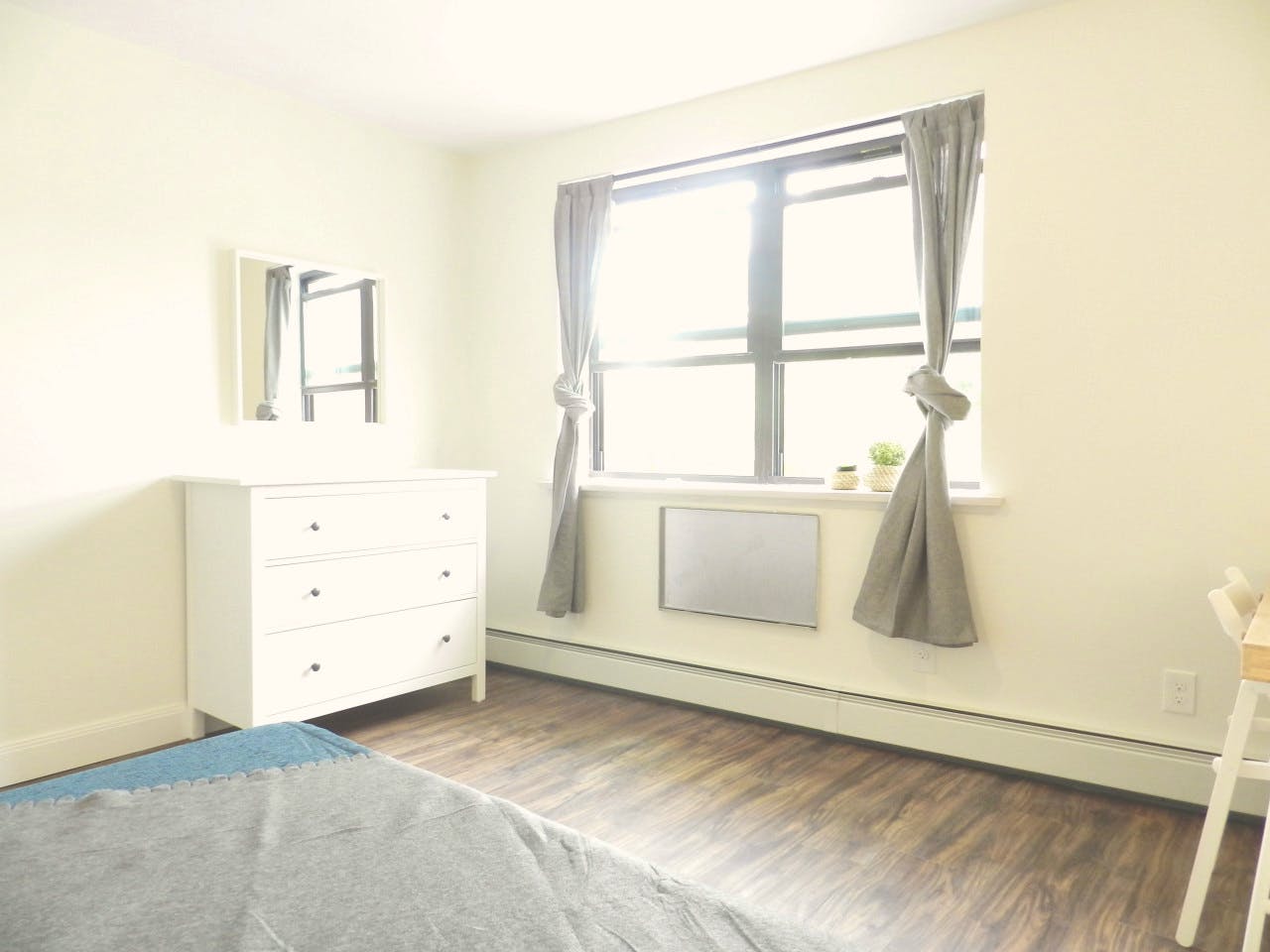  Room B  -  Spacious Classic Apt. w/ Workspace  - Gallery -  33