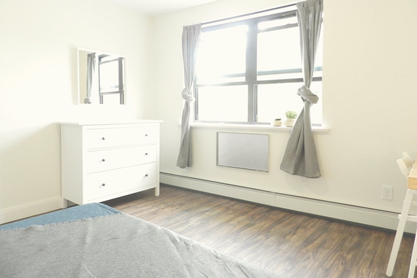  Room B  -  Spacious Classic Apt. w/ Workspace  - Gallery -  11