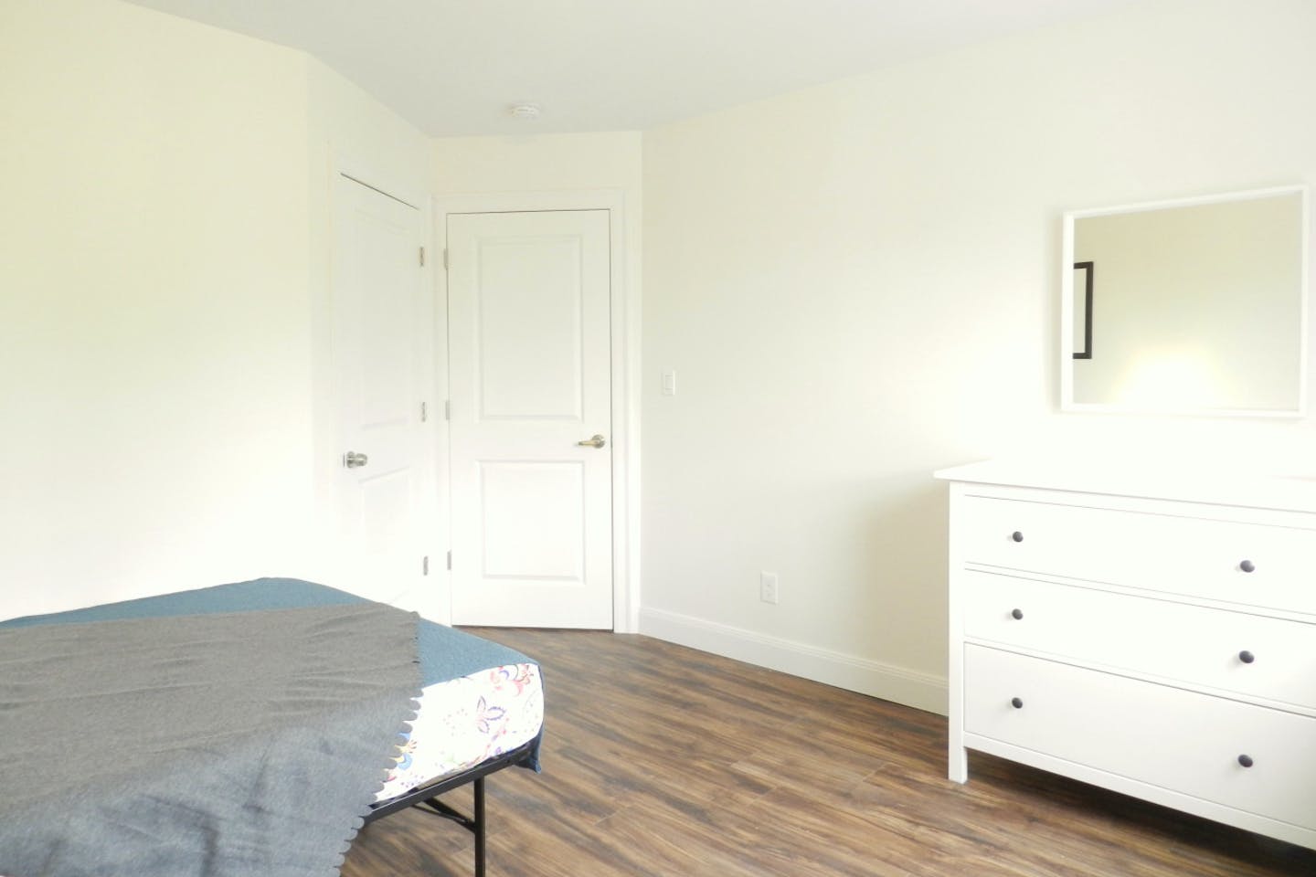  Room B  -  Spacious Classic Apt. w/ Workspace  - Gallery -  6