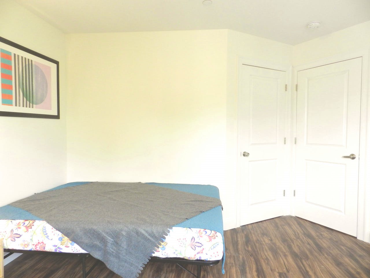  Room B  -  Spacious Classic Apt. w/ Workspace  - Gallery -  32