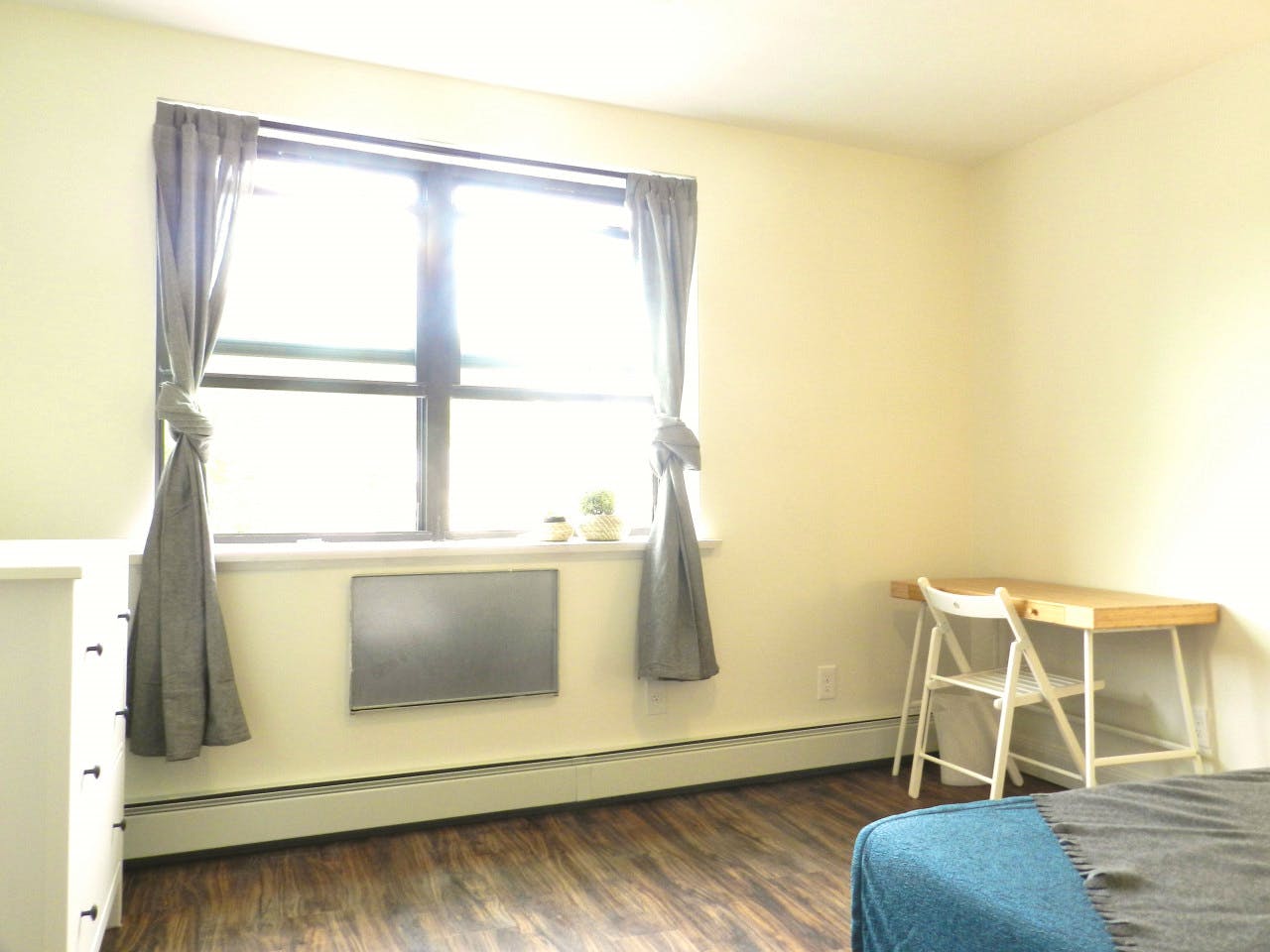  Room B  -  Spacious Classic Apt. w/ Workspace  - Gallery -  23