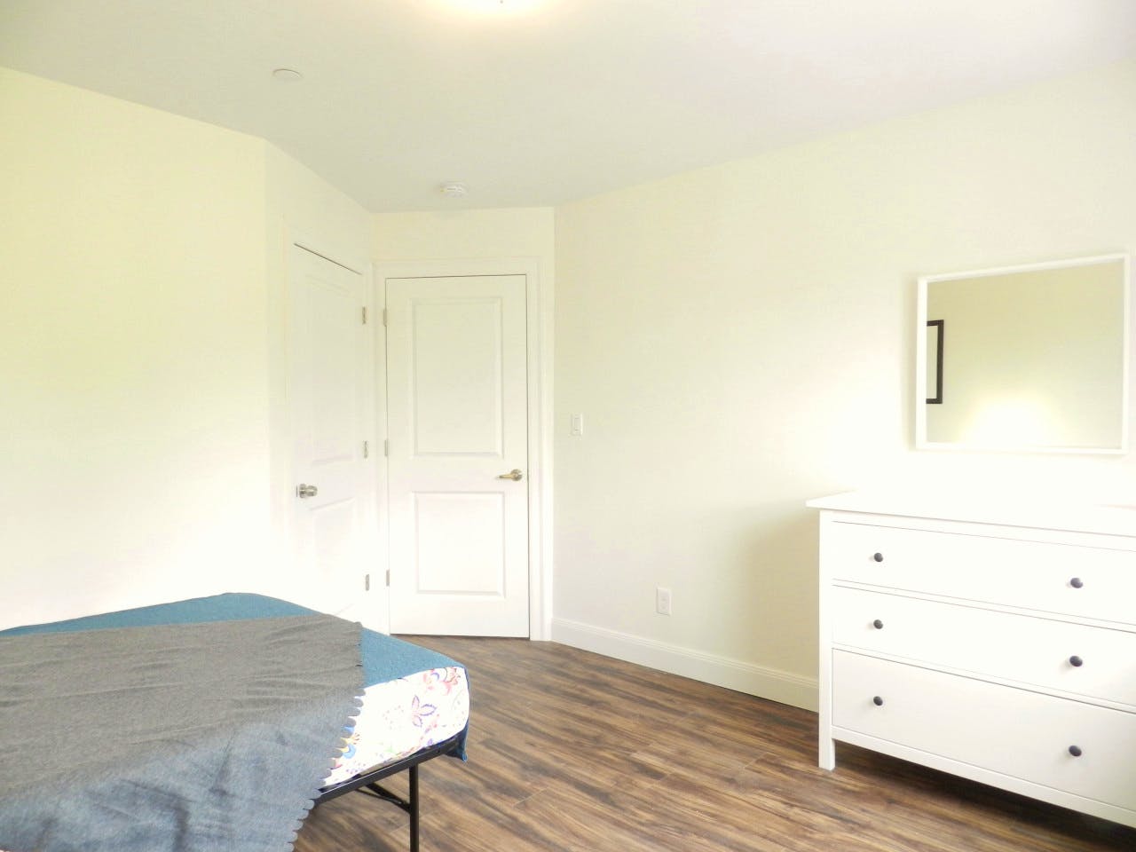  Room B  -  Spacious Classic Apt. w/ Workspace  - Gallery -  28