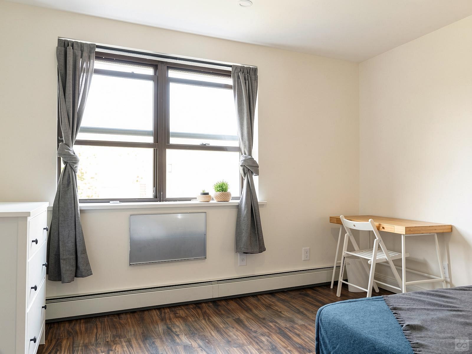  Room B  -  Spacious Classic Apt. w/ Workspace  - Gallery -  67