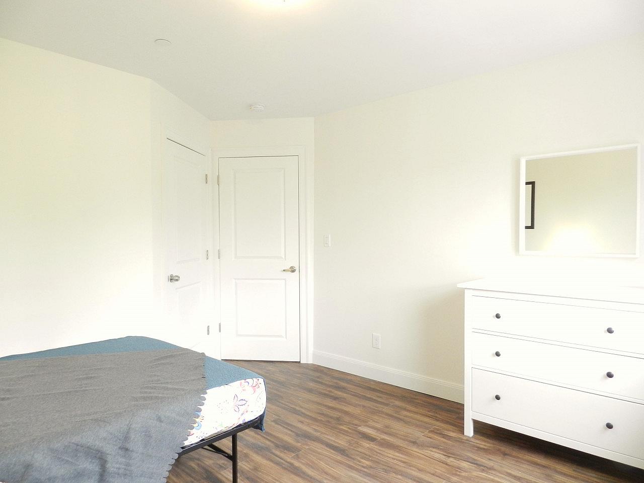  Room B  -  Spacious Classic Apt. w/ Workspace  - Gallery -  61