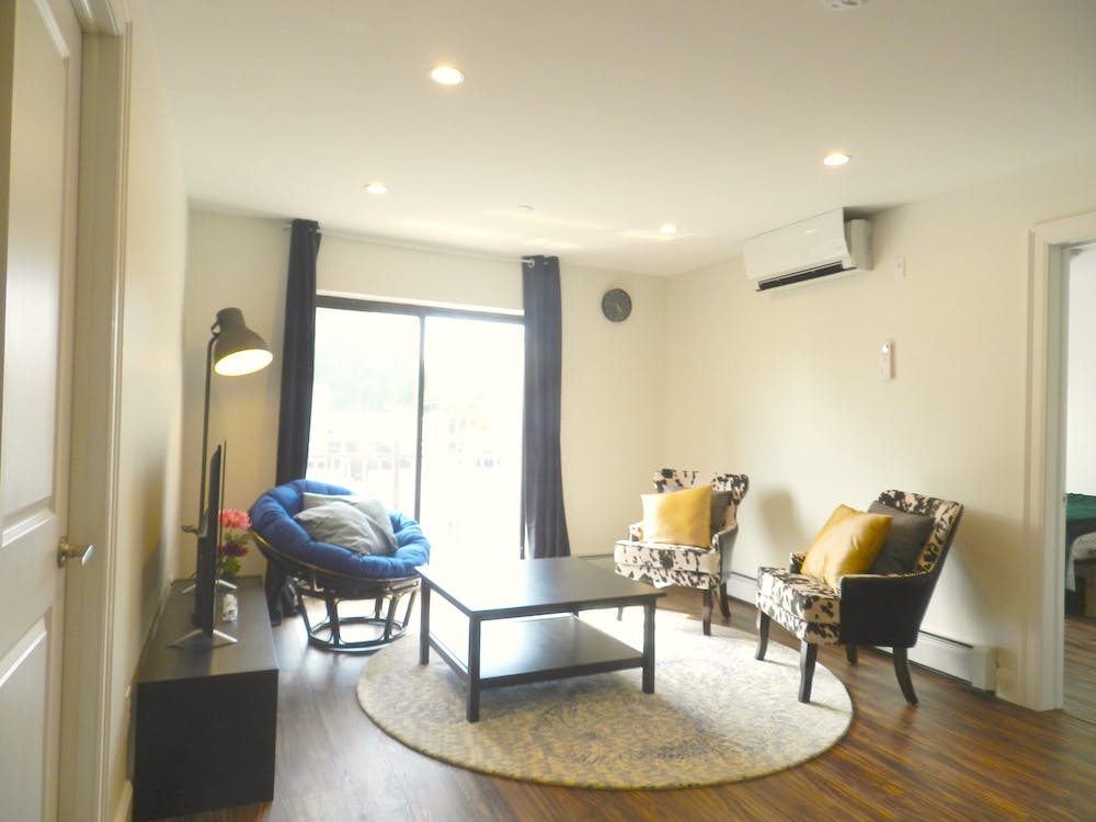 Minimalistic Apt. w/ Workspace