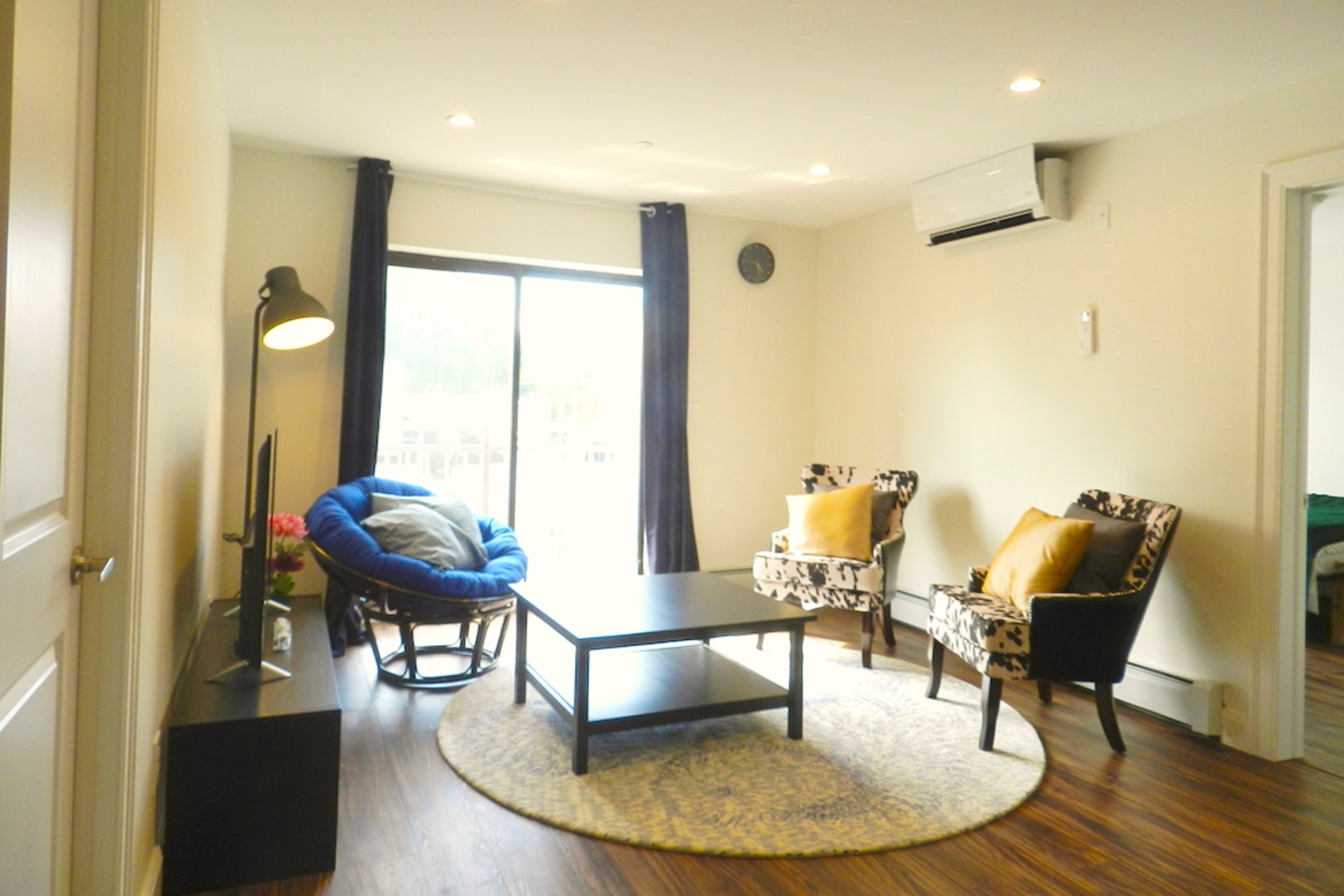 Minimalistic Apt. w/ Workspace