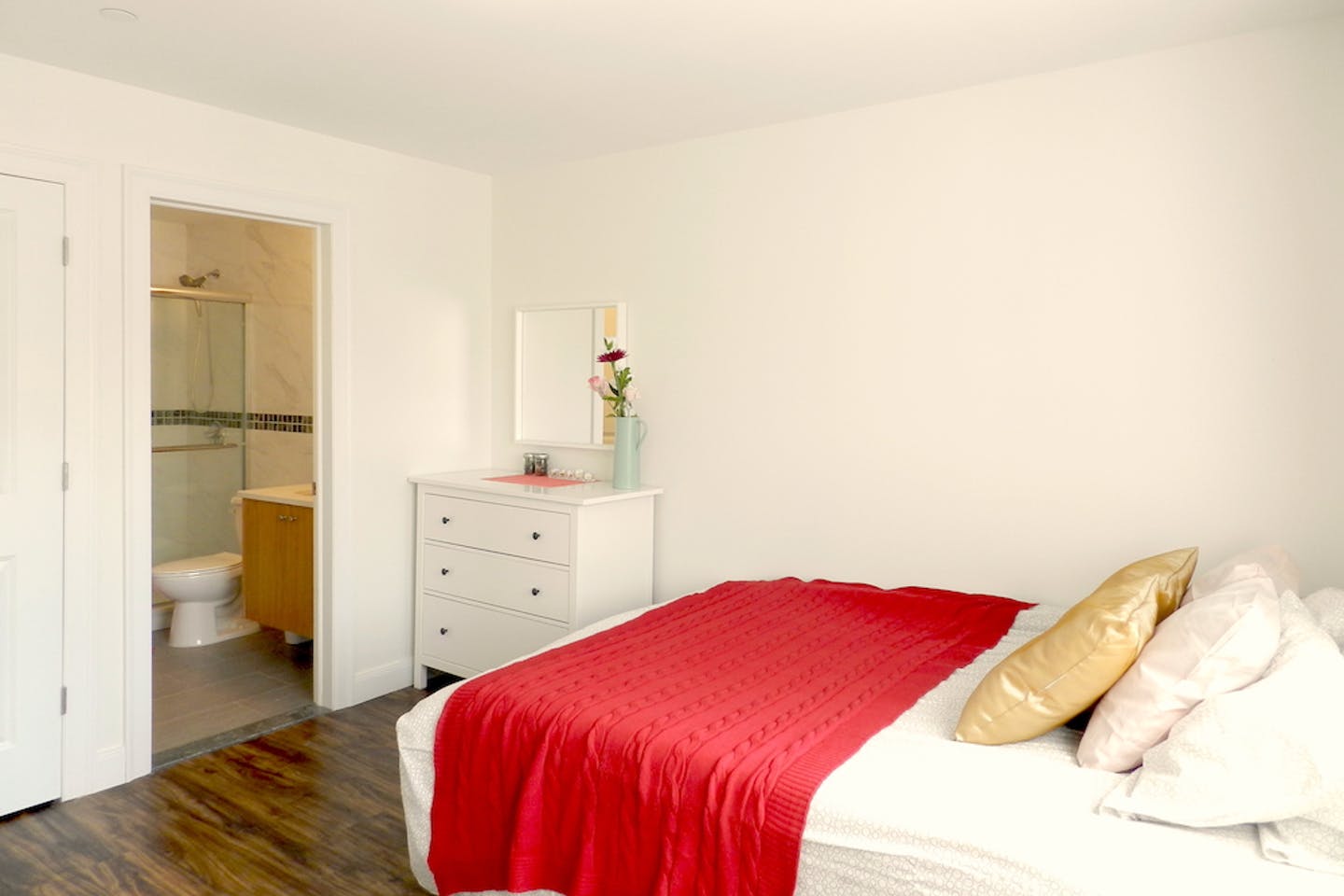 Room A - Minimalistic Apt. w/ Workspace - Gallery - 22