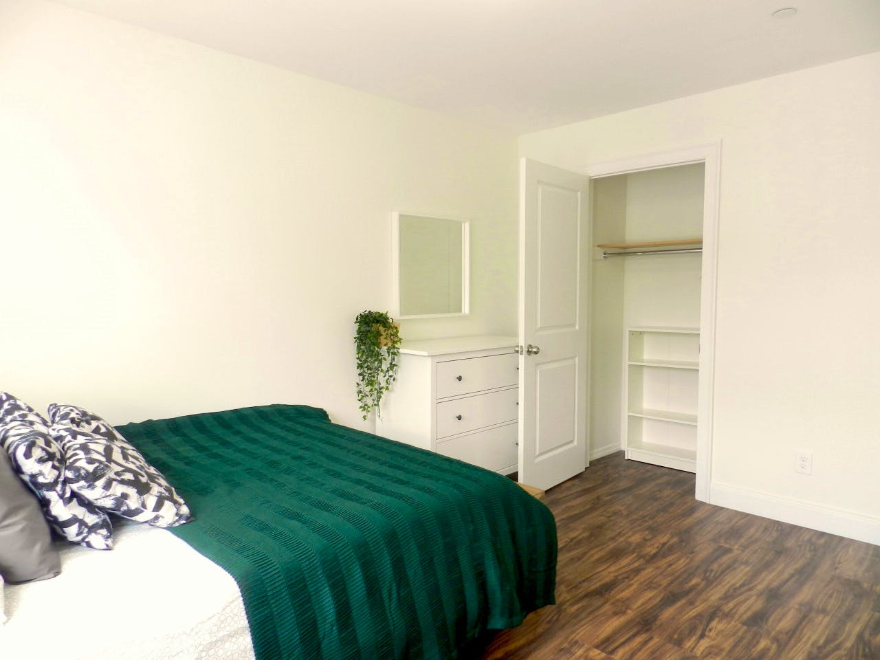  Room B  -  Minimalistic Apt. w/ Workspace  - Gallery -  6