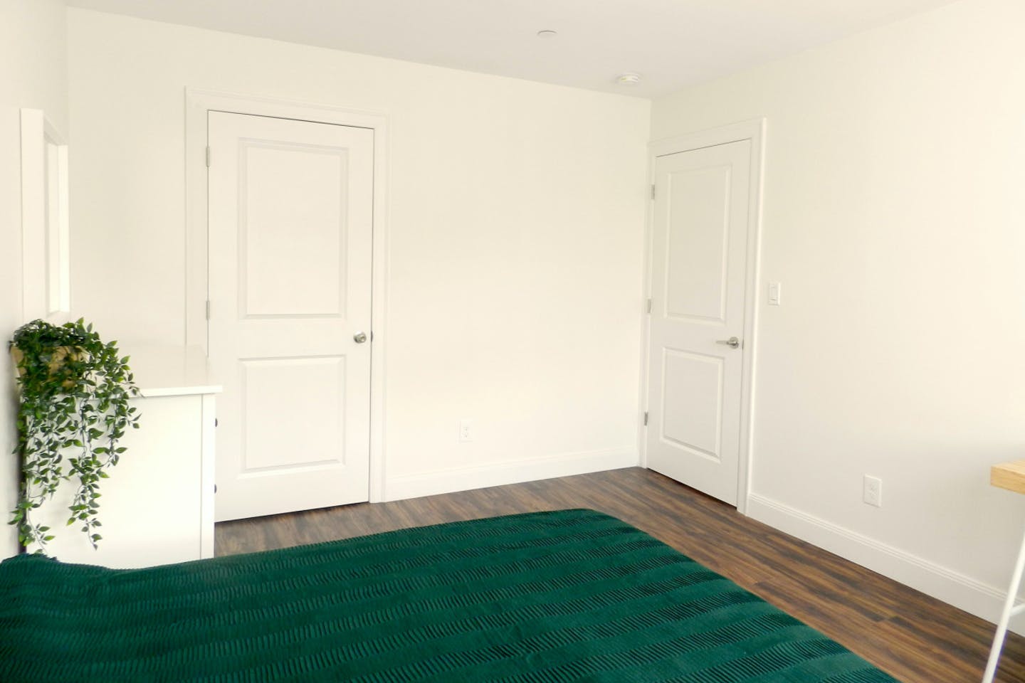 Room B - Minimalistic Apt. w/ Workspace - Gallery - 15