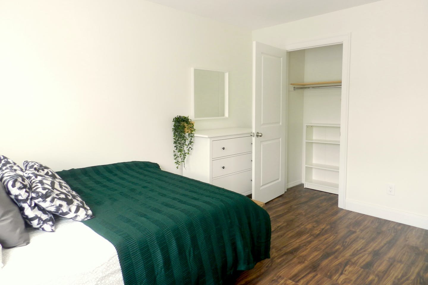 Room B - Minimalistic Apt. w/ Workspace - Gallery - 18