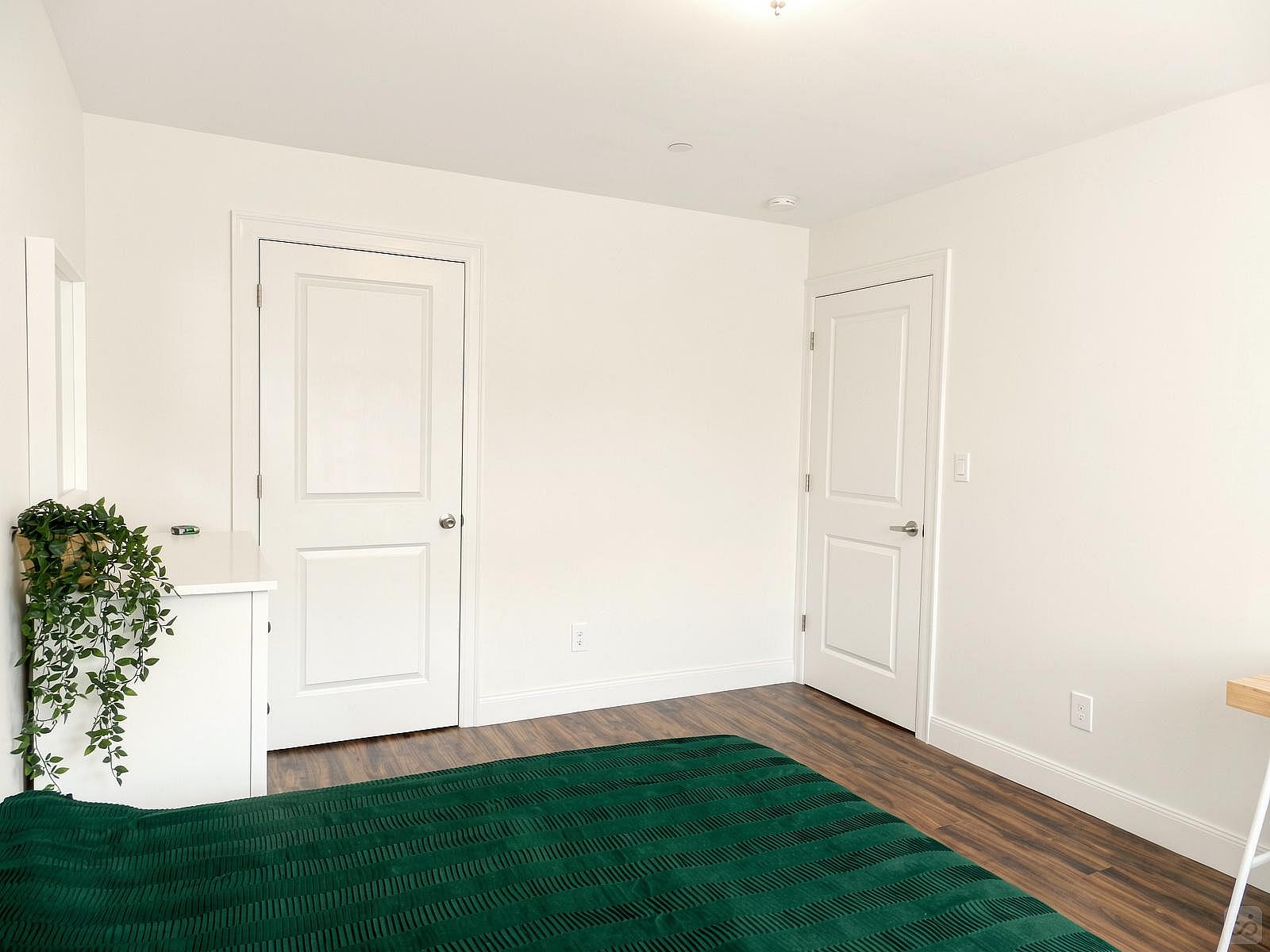  Room B  -  Minimalistic Apt. w/ Workspace  - Gallery -  22