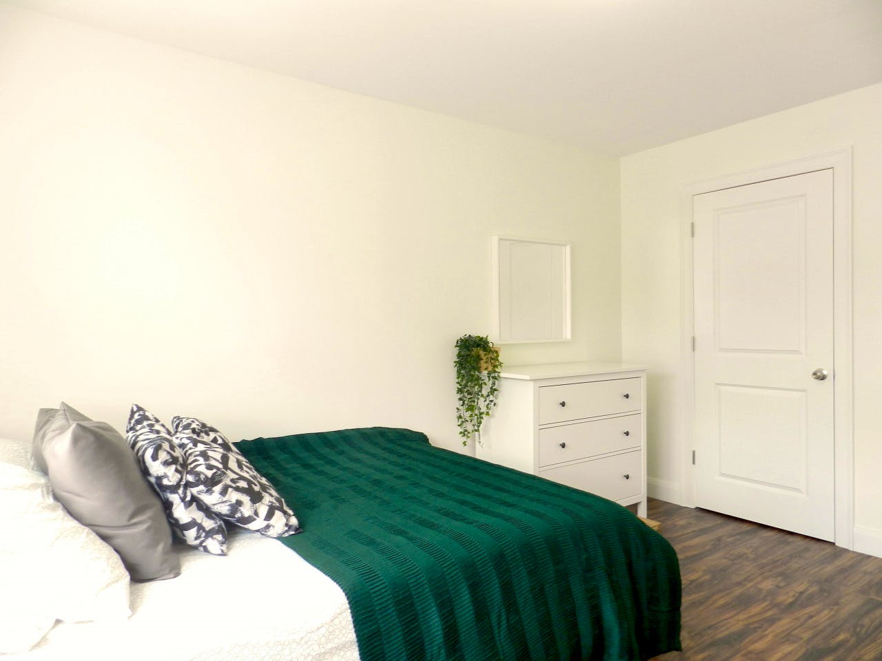  Room B  -  Minimalistic Apt. w/ Workspace  - Gallery -  8