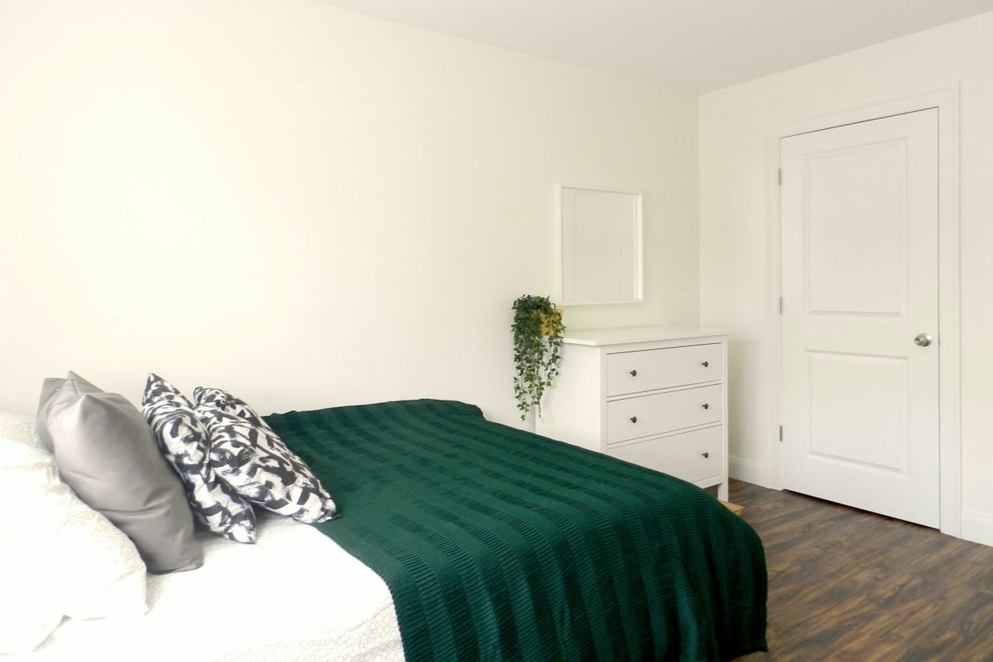 Room B - Minimalistic Apt. w/ Workspace - Gallery - 20