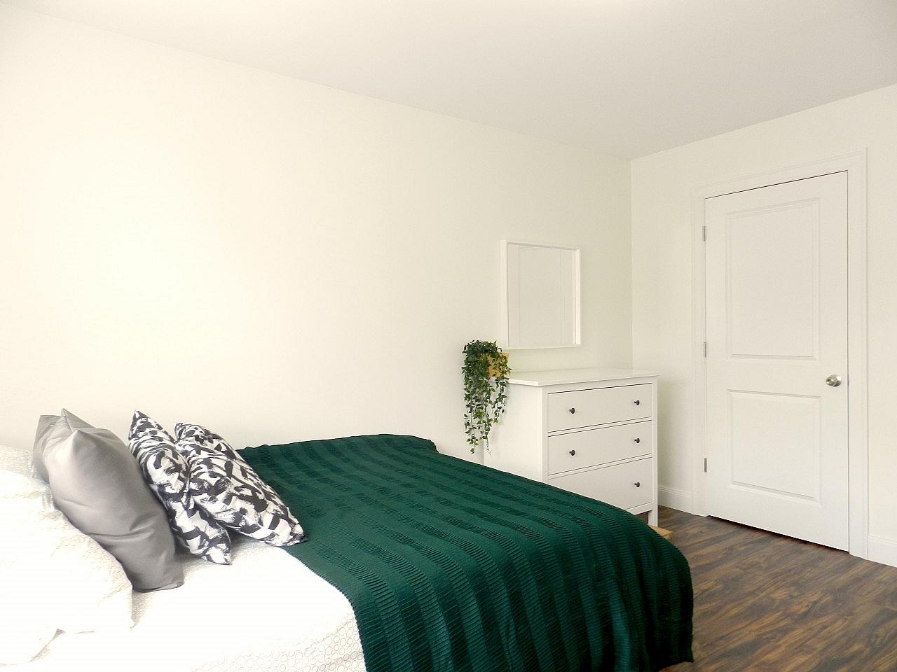  Room B  -  Minimalistic Apt. w/ Workspace  - Gallery -  38