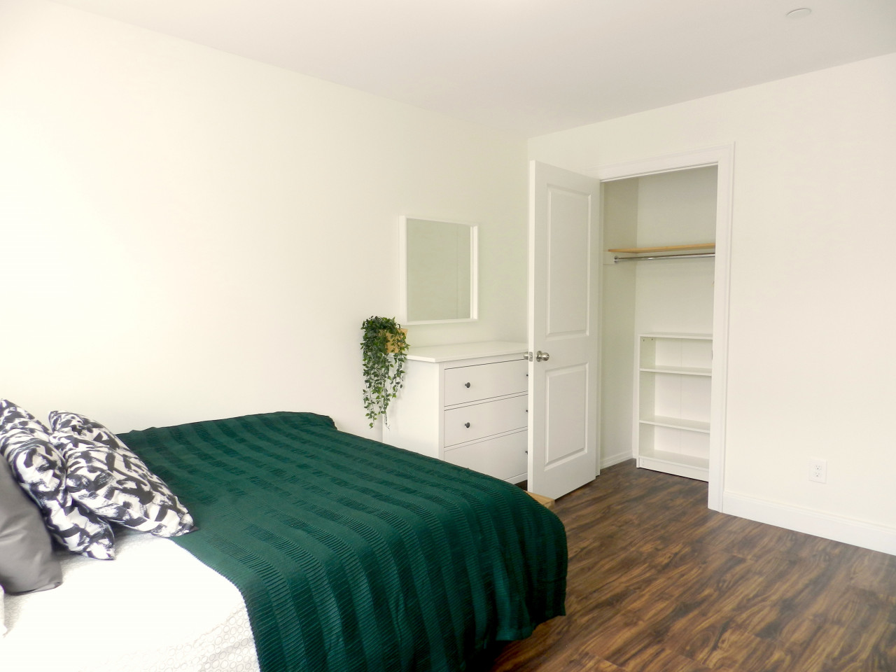  Room B  -  Minimalistic Apt. w/ Workspace  - Gallery -  42