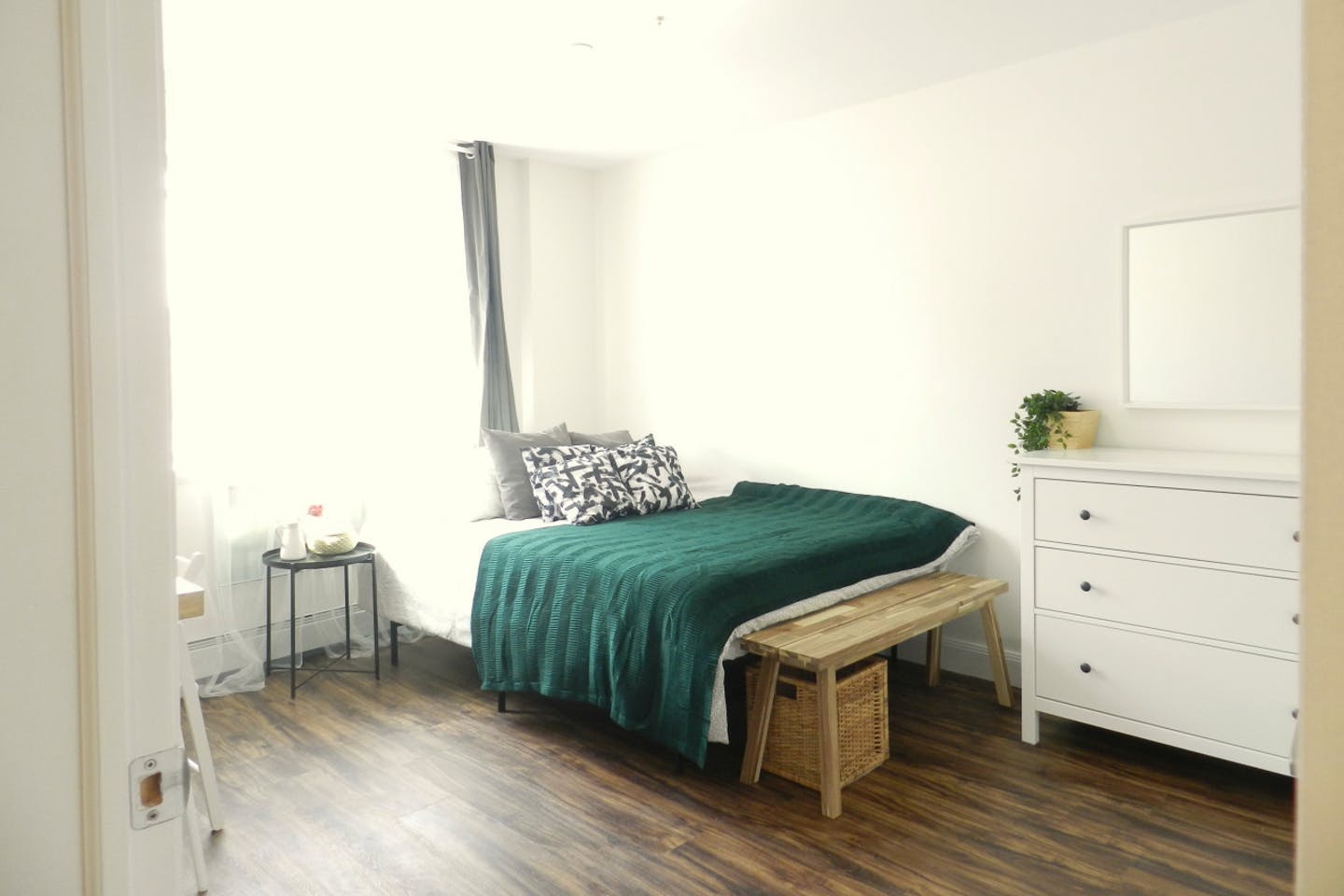  Room B  -  Minimalistic Apt. w/ Workspace  - Gallery -  16